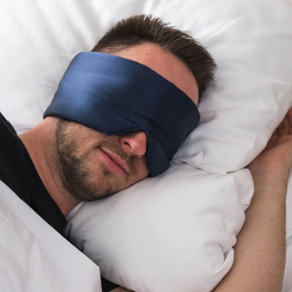 Muž Klidně Spí s Deep Sleep Mask