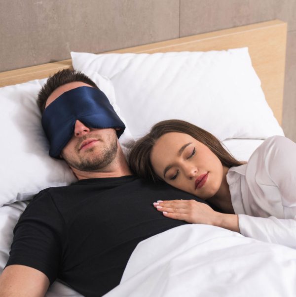 Muž a Žena Klidně Spí s Deep Sleep Mask