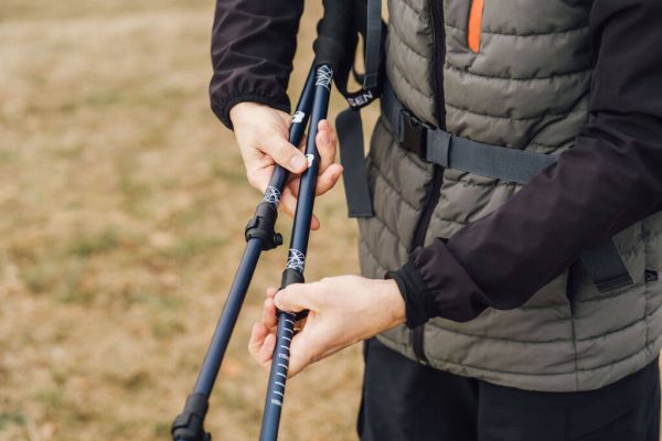 muž rozšiřující hůlky Alpine Explorer