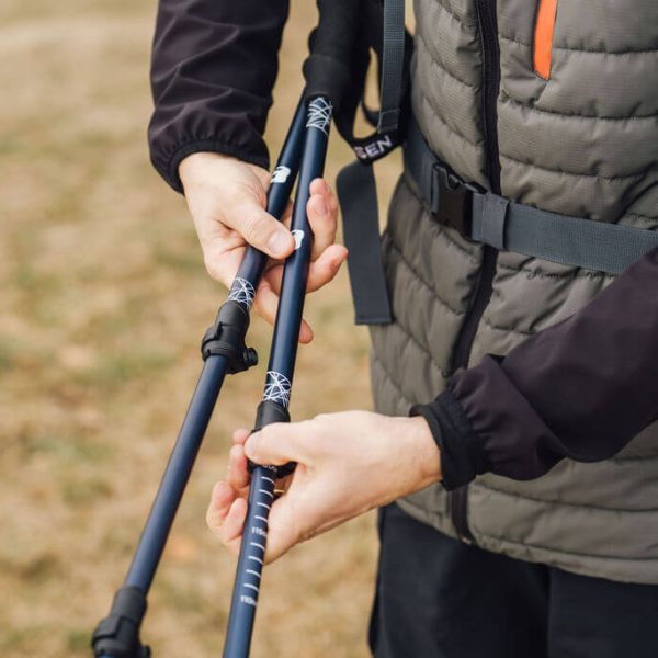 muž rozšiřující hůlky Alpine Explorer