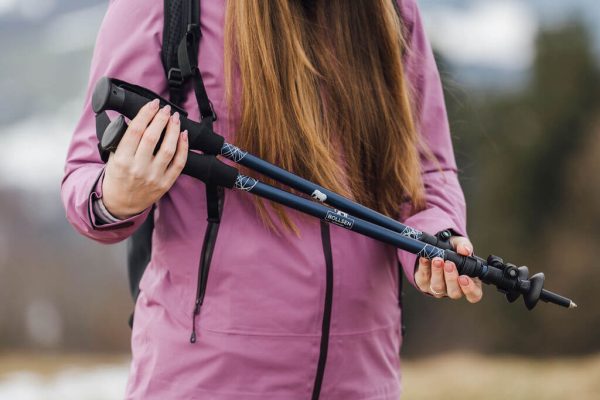 žena držící hůlky Alpine Explorer