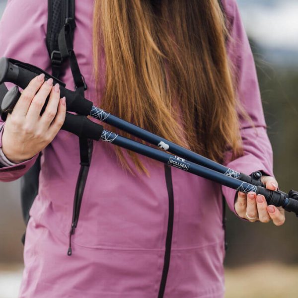 žena držící hůlky Alpine Explorer